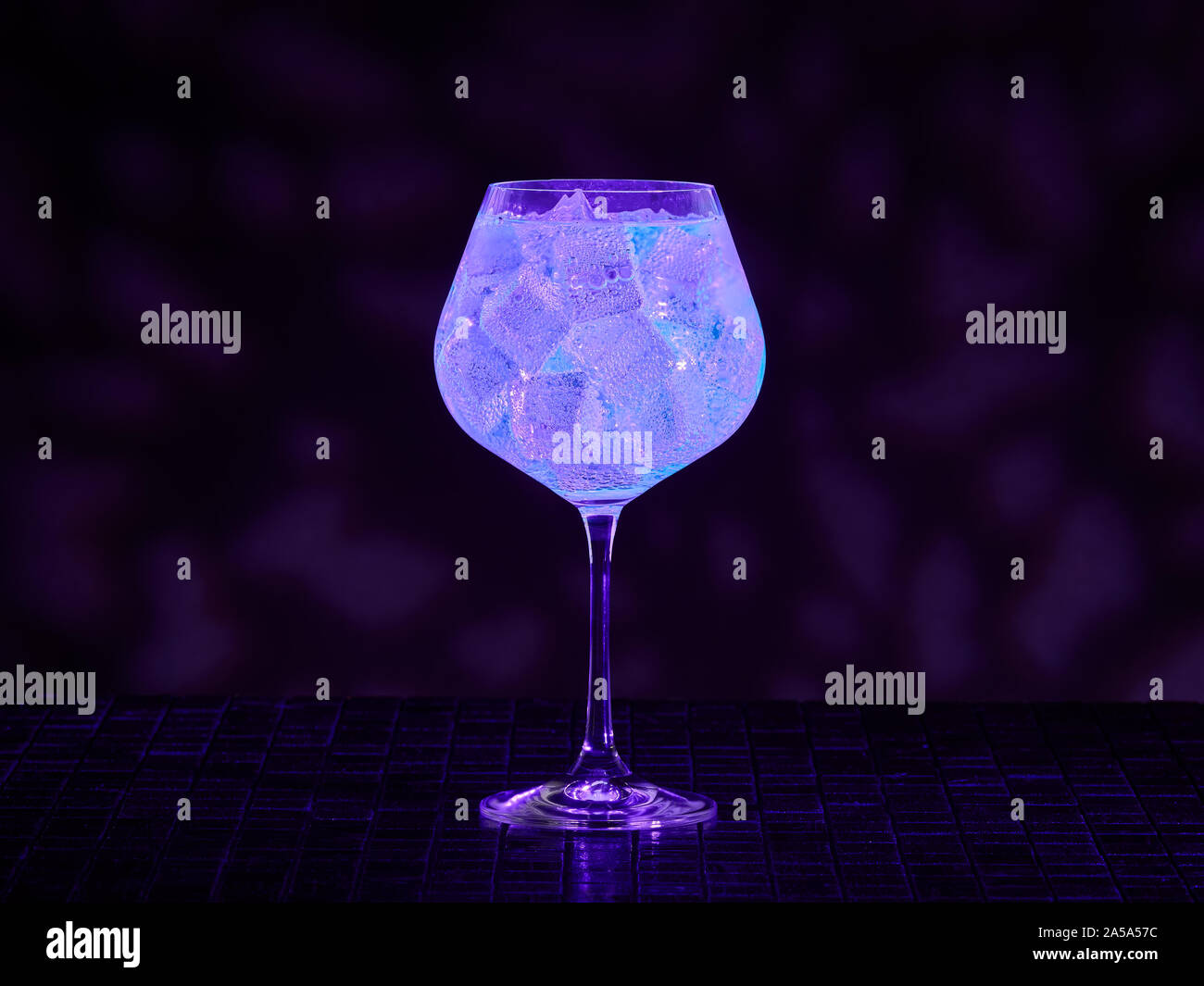 Gin tonic under blacklight (UV) illumination. Glow in the dark drink Stock Photo Alamy