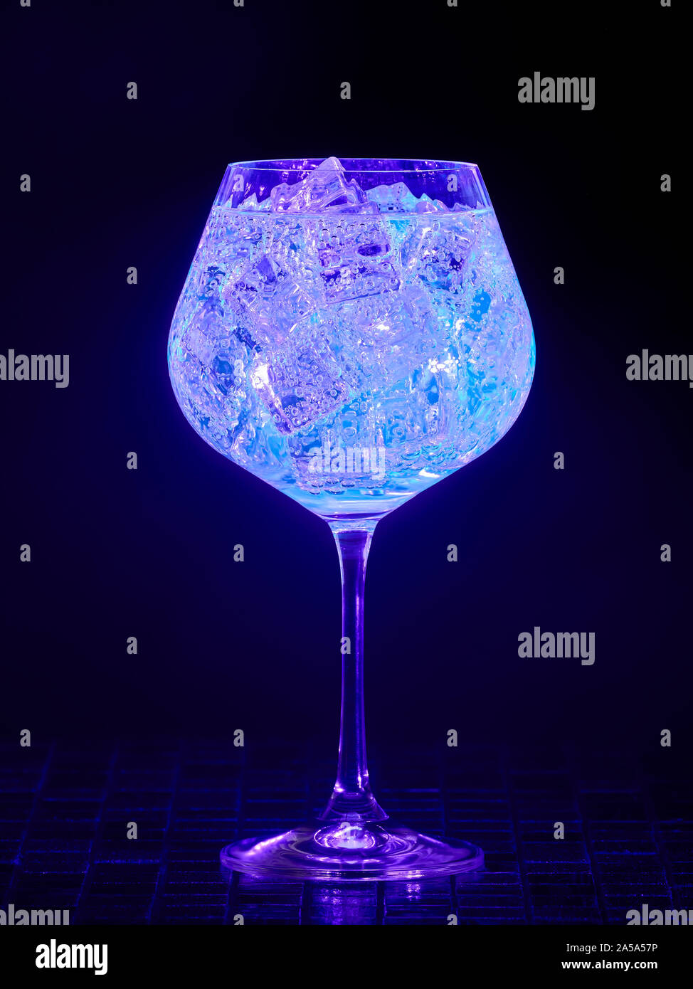 gin-tonic-under-blacklight-uv-illumination-glow-in-the-dark-drink