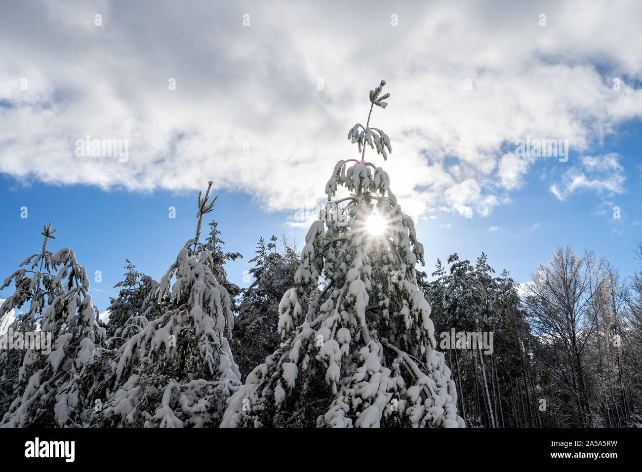 Sunlight shines through a cloud hi-res stock photography and images - Alamy