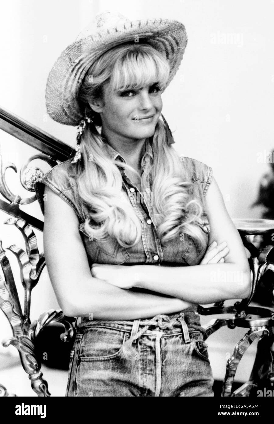 ERIKA ELENIAK in THE BEVERLY HILLBILLIES (1993), directed by PENELOPE