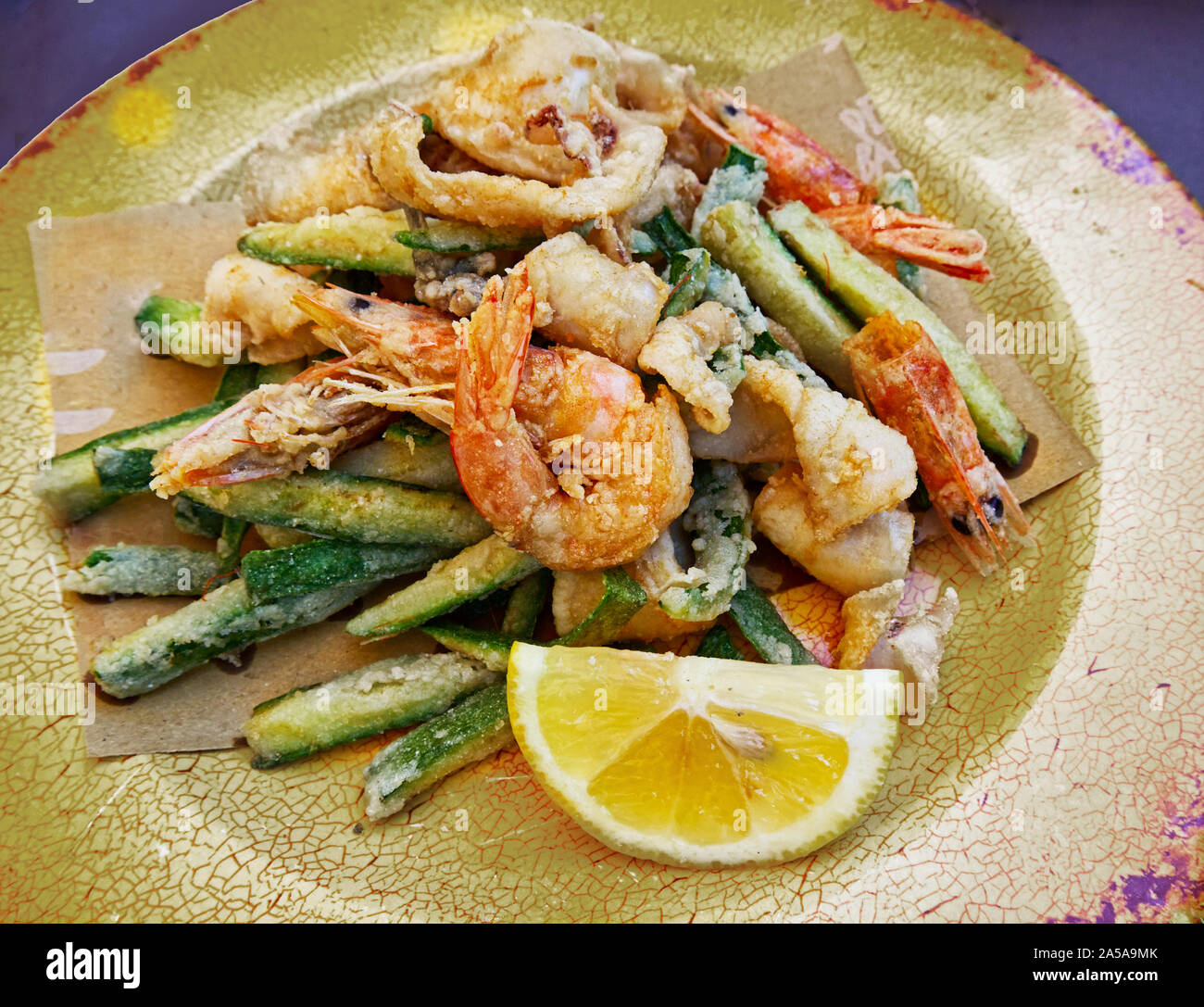 Italian Seafood: Fritto Misto di Pesce con verdure, Mixed fried fish Stock  Photo - Alamy