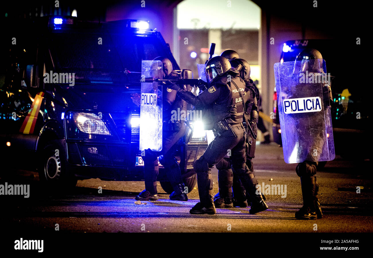 Riots In Barcelona October 18 Riot Police Shoot Rubber Balls At Protesters Barcelona October 18 At Night When Night Falls Riots Begin In The Center Of Barcelona Plaza Urquinaona Stock Photo Alamy