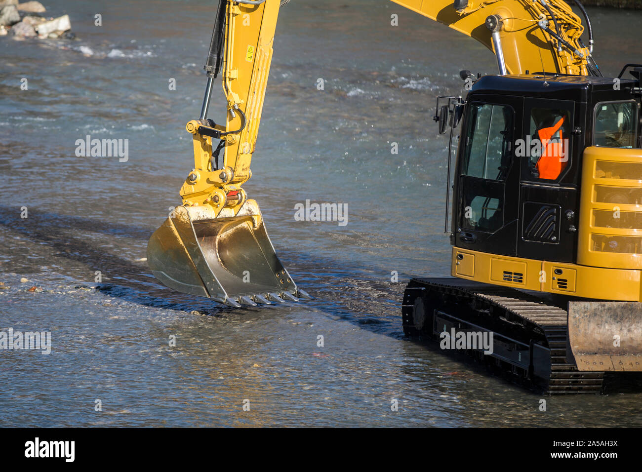 Excavator and water hires stock photography and images Alamy