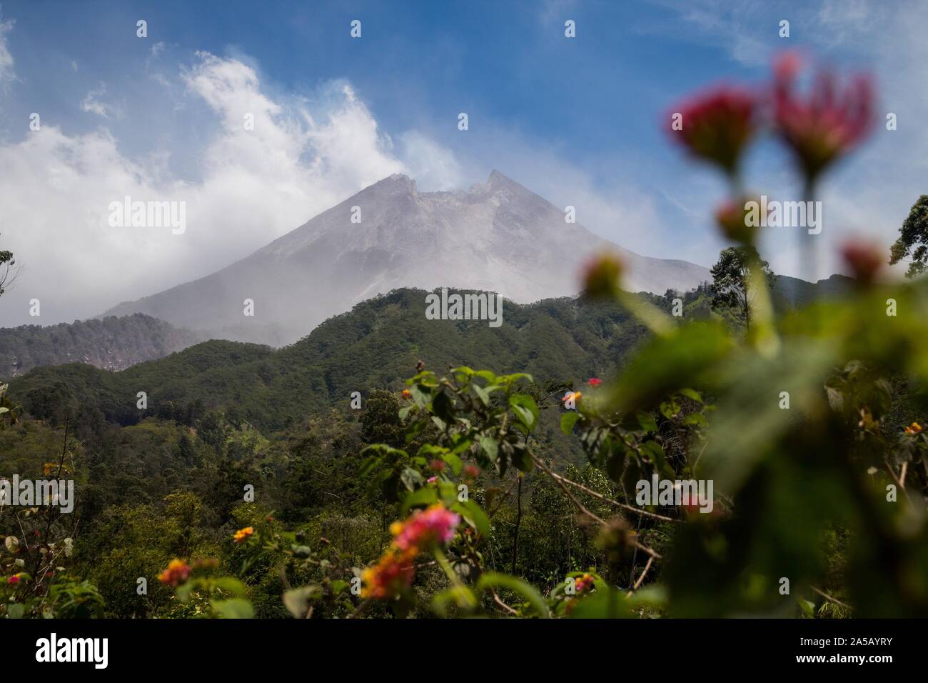 Yogyakarta, Indonesia. 19th Oct, 2019. View of Mount Merapi with smoke from Bukit Klangon, Cangkringan.Based on information from the Institute for Investigation and Development of Geological Disaster Technology (BPPTKG), the level of activity of Merapi is still on alert or Level 2, Residents are advised to remain calm and not be active within a radius of less than 3 kilometers from the mountain peak. Credit: Algi Febri Sugita/SOPA Images/ZUMA Wire/Alamy Live News Stock Photo