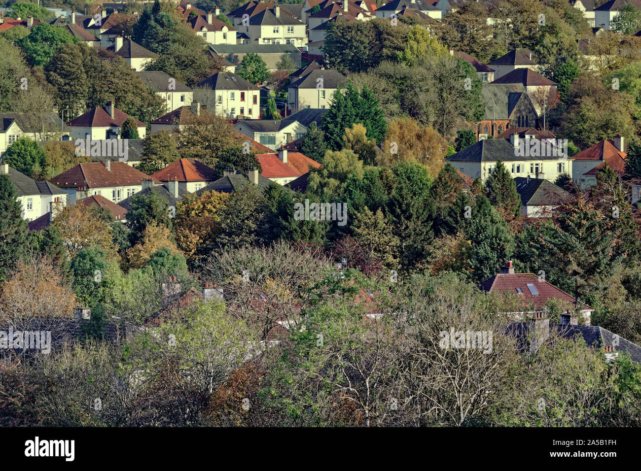 Glasgow, Scotland, UK 19th October, 2019. UK Weather: Glorious Autumnal colour as fine Indian summer weather made an appearance to bring out the best of the changing flora in the west end of the city in the suburb of Knightswood. Gerard Ferry/ Alamy Live News Stock Photo