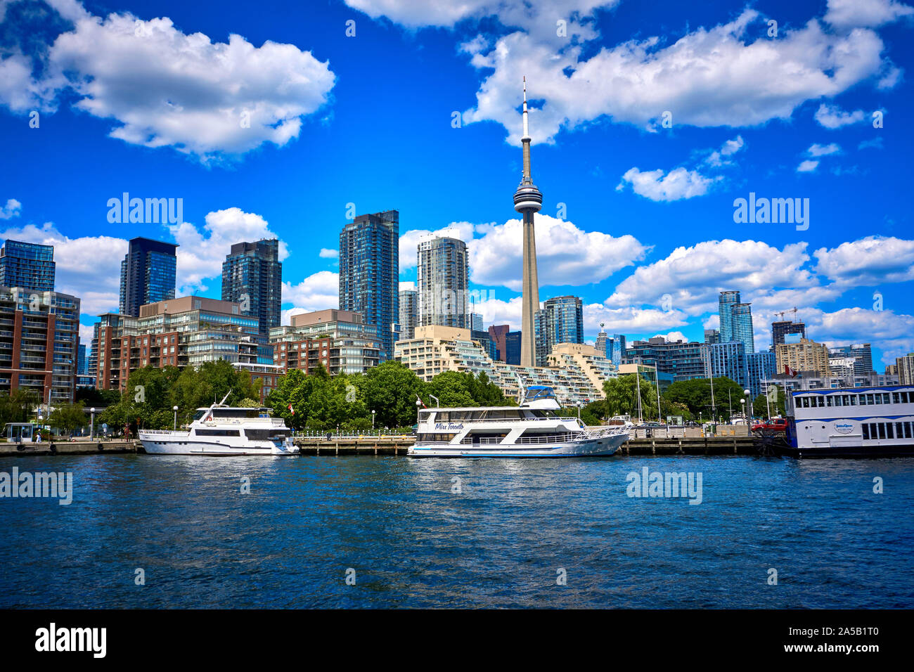 Toronto buildings hi-res stock photography and images - Alamy