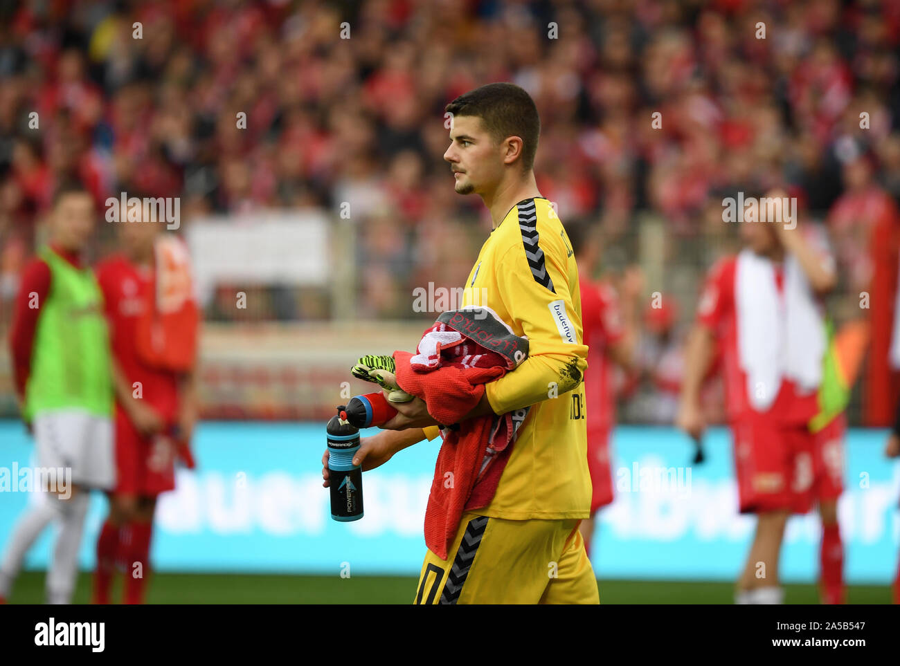 goalkeeper Niclas Thiede of SC Verl looks on during the 3. Liga match  News Photo - Getty Images