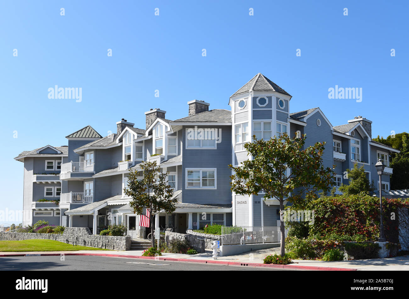 DANA POINT, CALIFORNIA - 18 OCT 2019: The Blue Lantern Inn, a cliff top  luxury hotel with views of the harbor below Stock Photo - Alamy