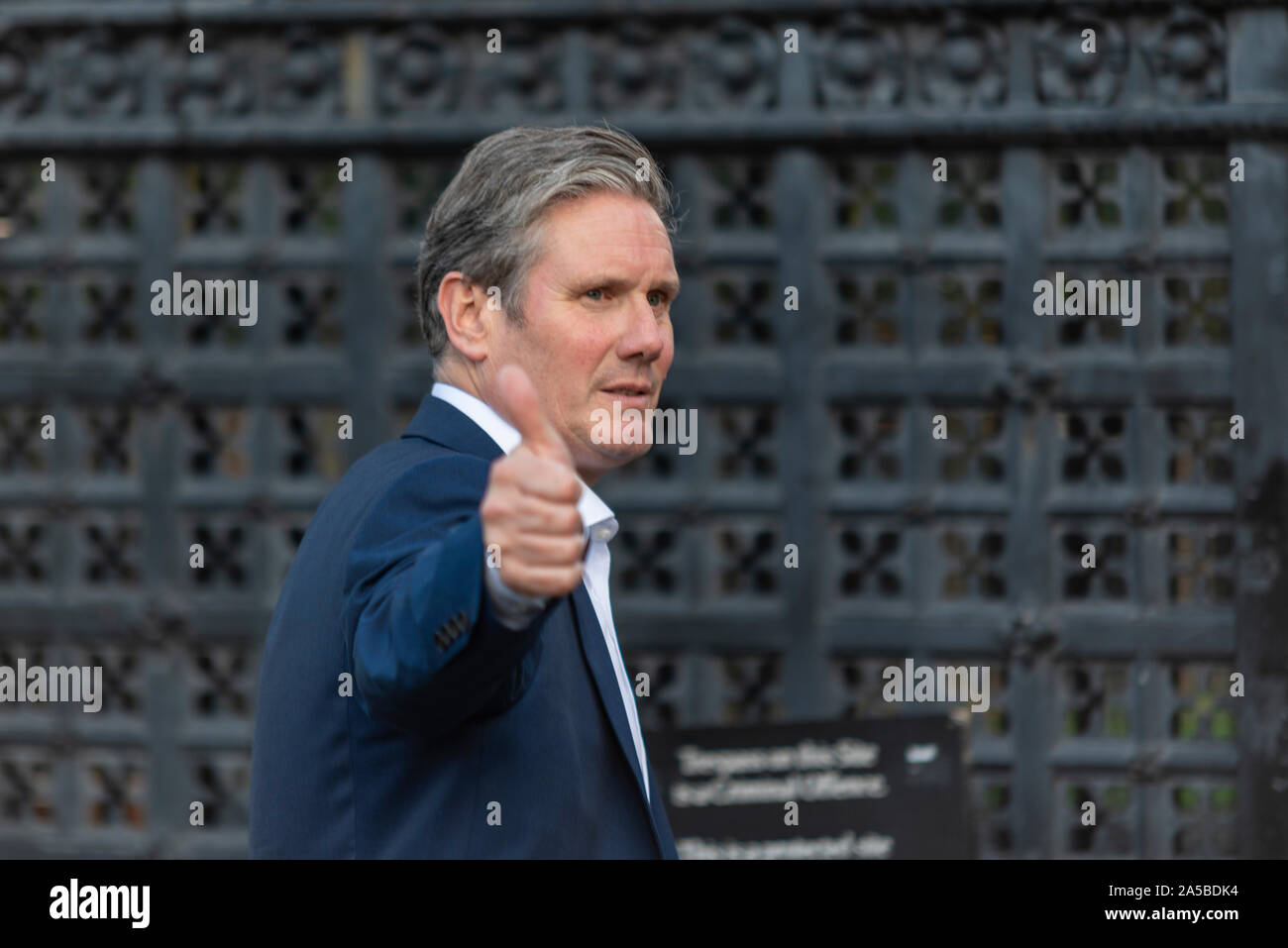Members are leaving Parliament after sitting on a weekend for the first time since April 1982 to debate and vote on Prime Minister Boris Johnson's Brexit deal. Protesters gathered outside. Thumbs up from MP Keir Starmer Stock Photo