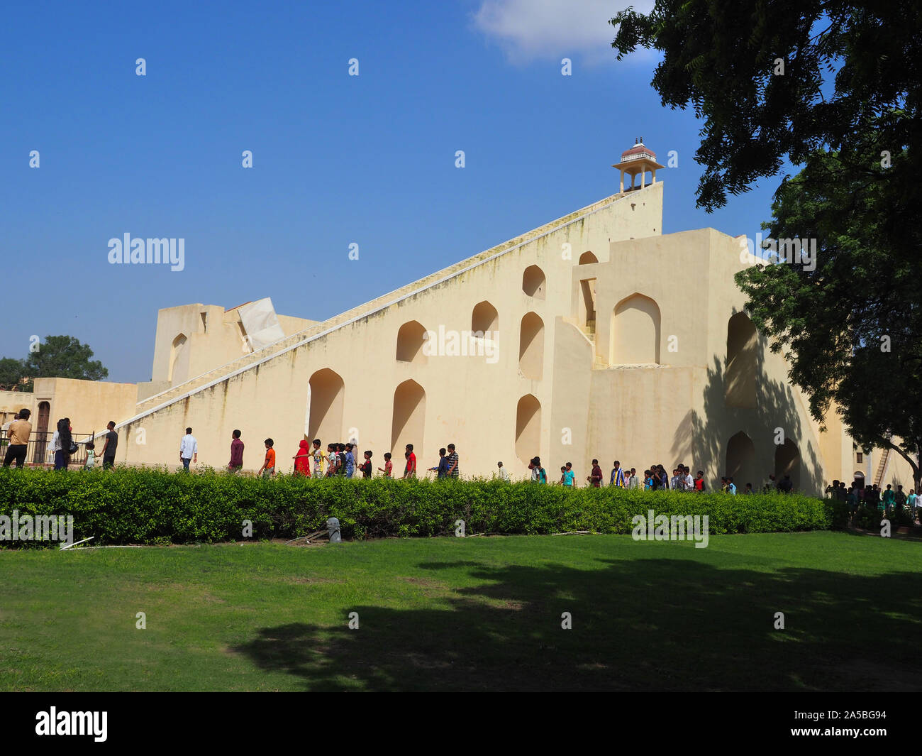 Indian school students visiting the Jantar Mantar Astronomical Observatory in Jaipur, Rajasthan, India. Stock Photo