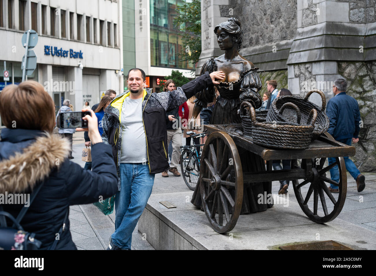 Molly Malone statue, Dublin city, Ireland Stock Photo Alamy