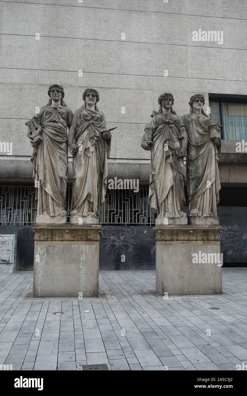 Vier Karyatiden (Four Caryatids), stone Greek style statues of the four ladies of the various arts in Dusseldorf, Germany. Built and erected in 1881. Stock Photo