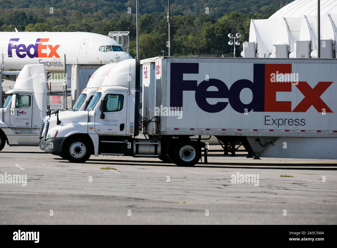 A FedEx Boeing 757 cargo plane and trucks at a FedEx cargo facility in Roanoke, Virginia on September 15, 2019. Stock Photo