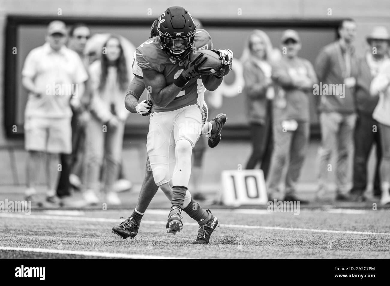 Berkeley, California, USA. 19th Oct, 2019. California Golden Bears wide receiver Jordan Duncan (2) catches a pass and steps into the end zone for a touchdown during the NCAA football game between the Oregon State Beavers and the California Golden Bears at California Memorial Stadium in Berkeley, California. Chris Brown/CSM/Alamy Live News Stock Photo