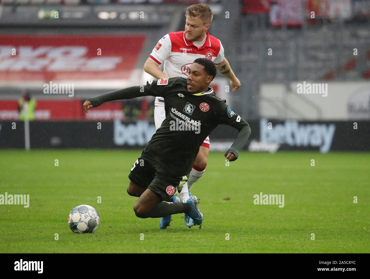 Dusseldorf Deutschland 19th Oct 2019 Firo 19 10 2019 Football 2019 2020 1 Bundesliga Fortuna Dusseldorf Duesseldorf Fsv Mainz 1 0 Duels Jean Paul Boetius Versus Jean Zimmer Rear Usage Worldwide Credit Dpa Alamy Live News Stock Photo Alamy alamy