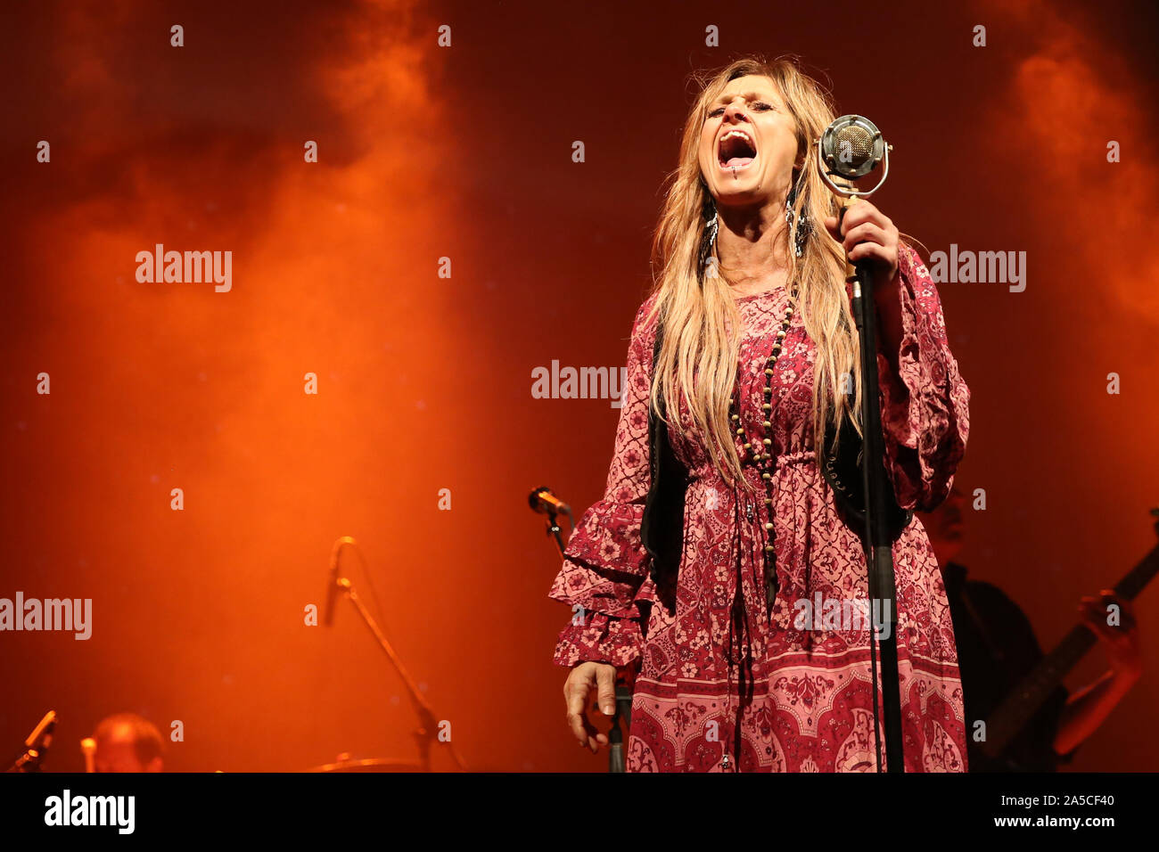 Kasey chambers hi-res stock photography and images - Alamy