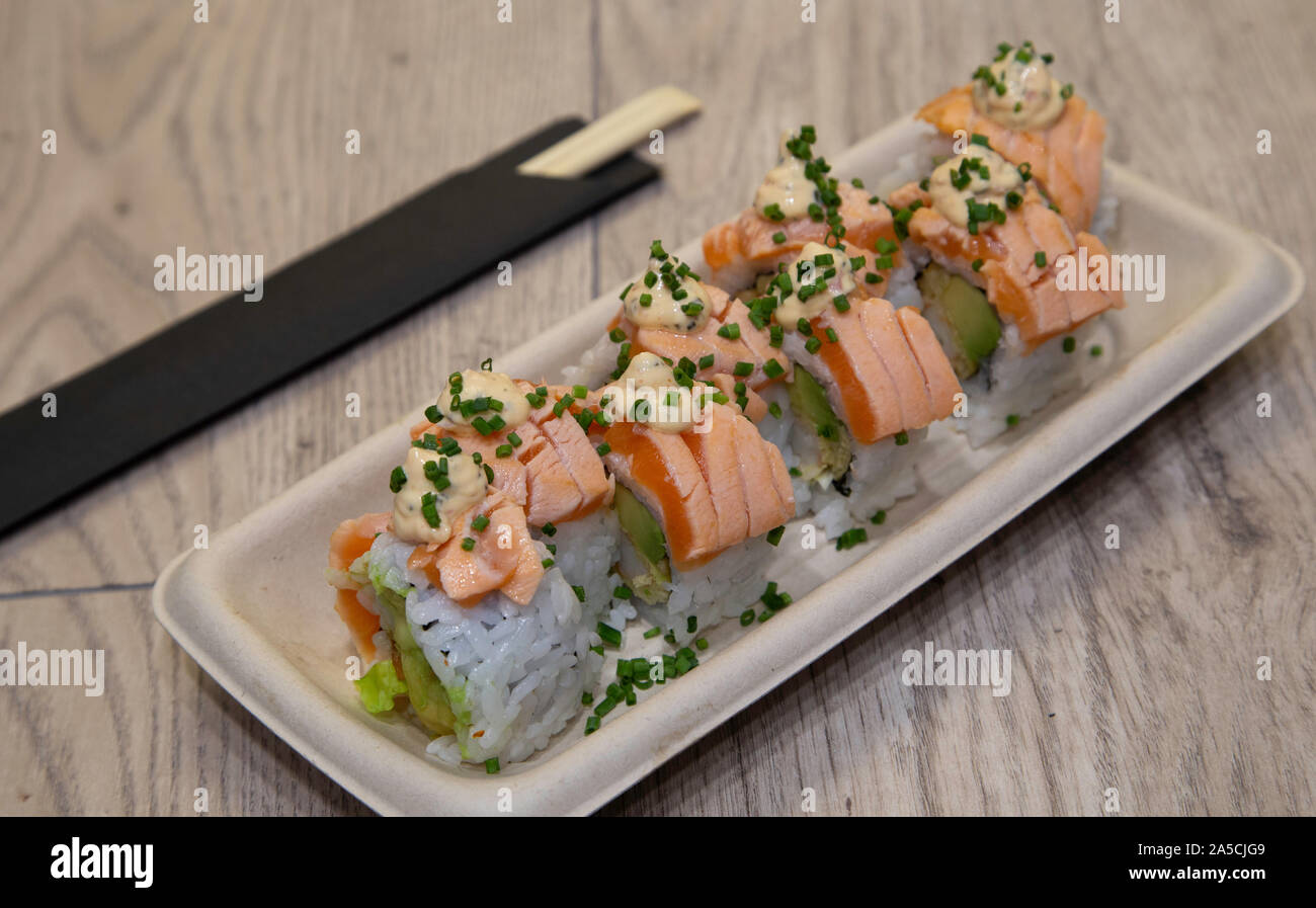 Japanese uramaki sushi. Bebi roll Rice rolls stuffed with tempura shrimp,  avocado, chopped lettuce, crispy onion, flambéed salmon topin, anticuchera  s Stock Photo - Alamy