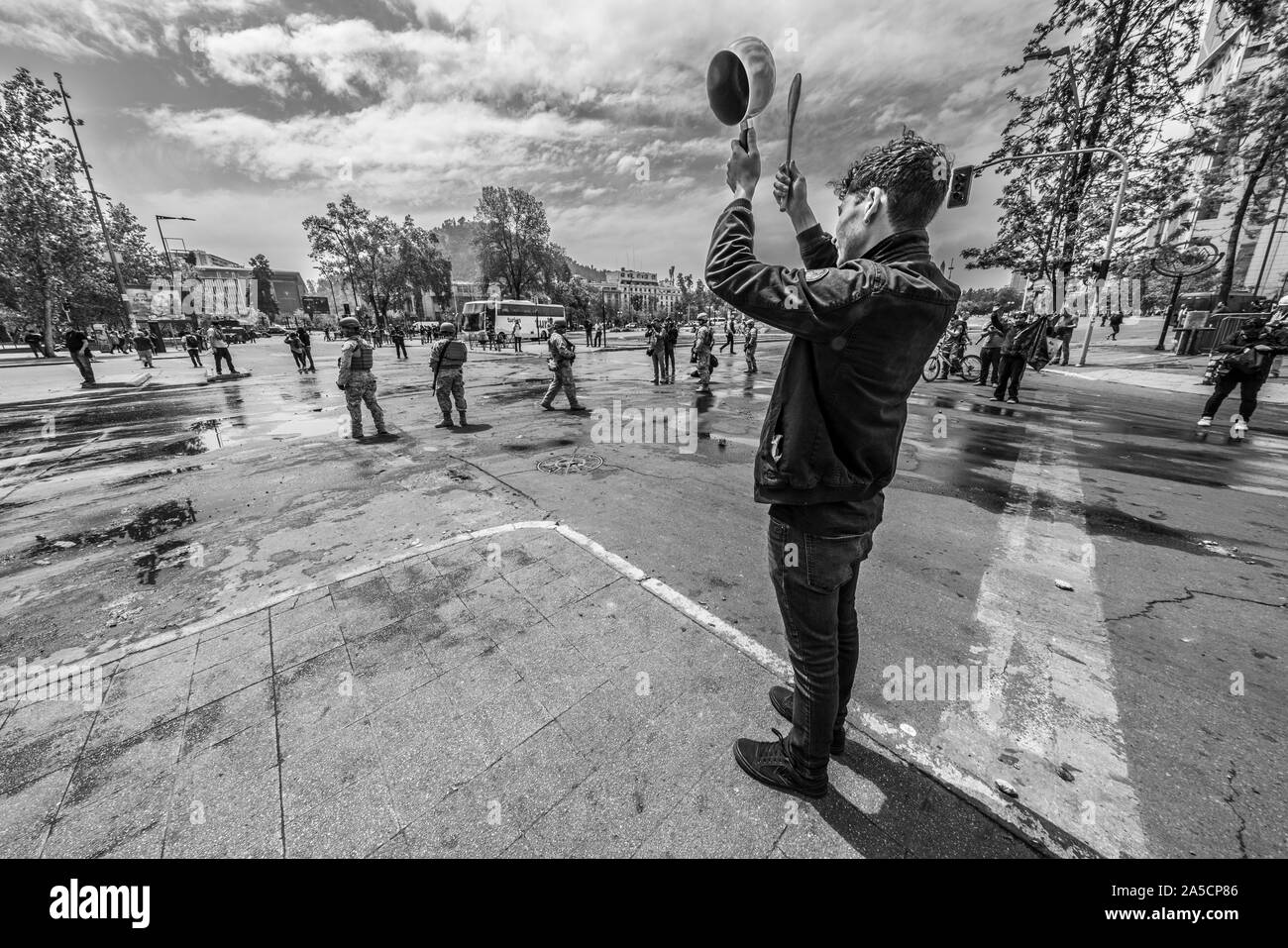 Casserole and people at Santiago. The army went out on the streets to