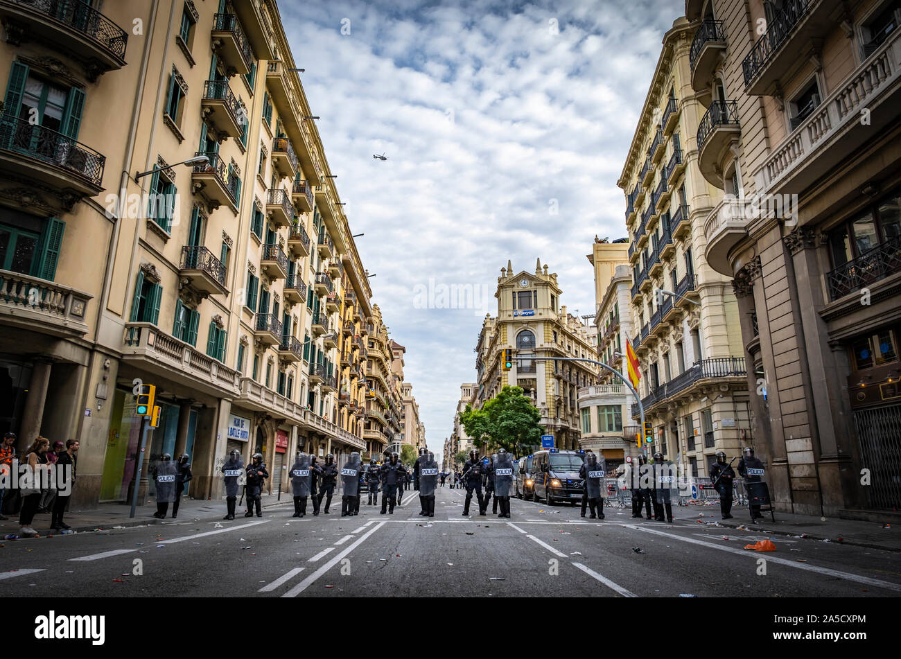 Barcelona, Spain. 18th Oct, 2019. Policemen disperse protesters during the demonstration.Fifth day of protest after the announcement of the sentences by the Supreme Court of Spain that condemns the Catalan leaders and politicians to long prison sentences. Credit: SOPA Images Limited/Alamy Live News Stock Photo