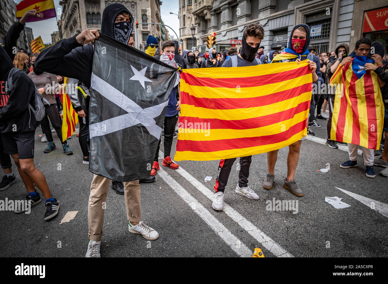 Barcelona, Spain. 18th Oct, 2019. Protesters hold flags during the demonstration.Fifth day of protest after the announcement of the sentences by the Supreme Court of Spain that condemns the Catalan leaders and politicians to long prison sentences. Credit: SOPA Images Limited/Alamy Live News Stock Photo