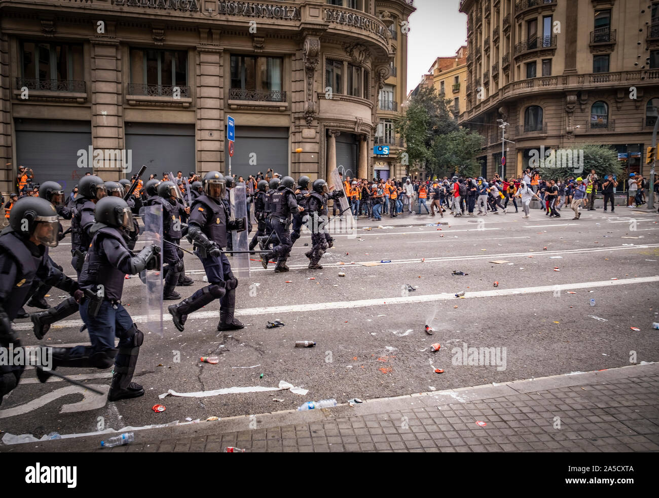 Barcelona, Spain. 18th Oct, 2019. Policemen disperse protesters during the demonstration.Fifth day of protest after the announcement of the sentences by the Supreme Court of Spain that condemns the Catalan leaders and politicians to long prison sentences. Credit: SOPA Images Limited/Alamy Live News Stock Photo