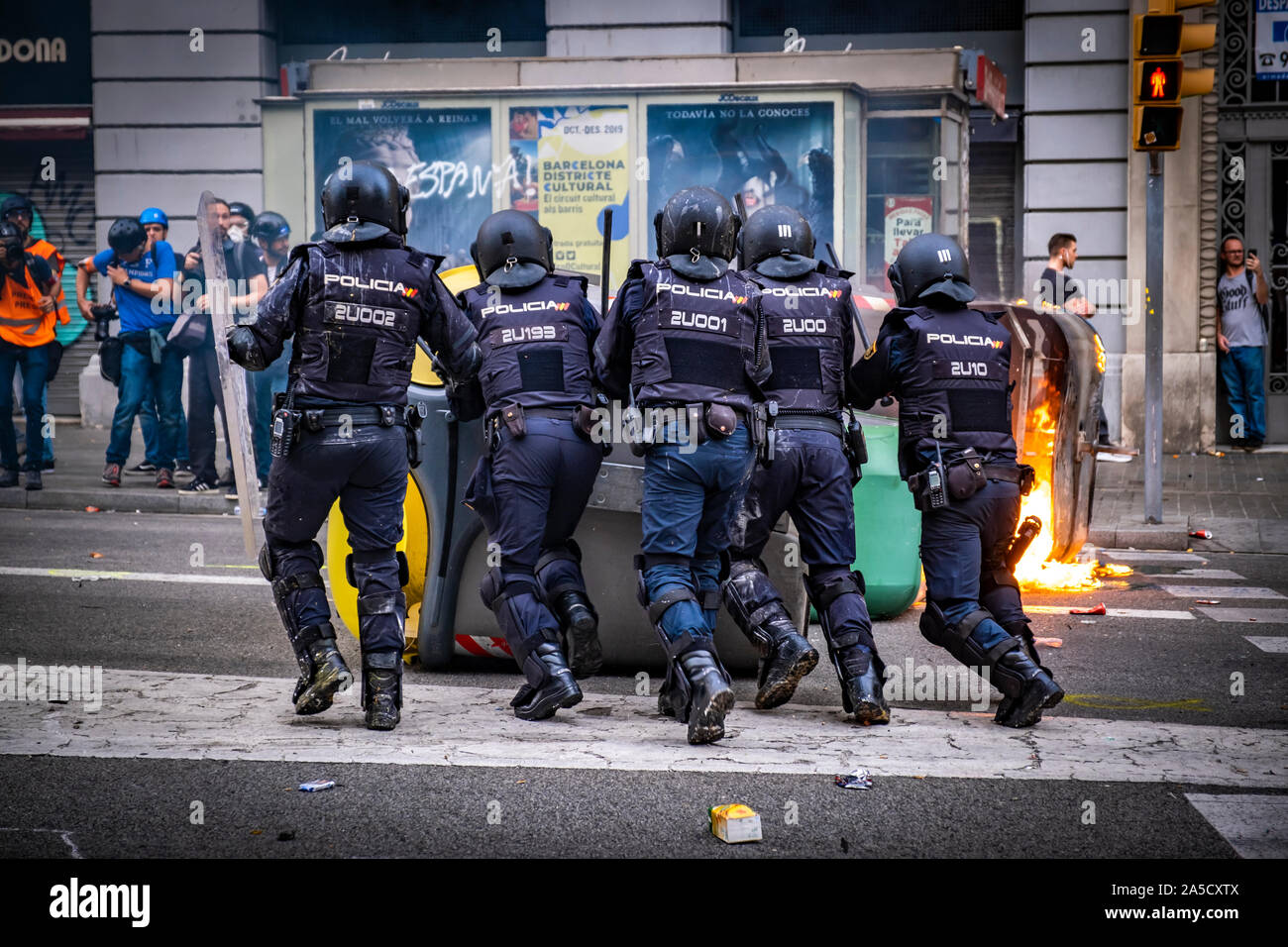 Barcelona, Spain. 18th Oct, 2019. Policemen clear the road during the protest.Fifth day of protest after the announcement of the sentences by the Supreme Court of Spain that condemns the Catalan leaders and politicians to long prison sentences. Credit: SOPA Images Limited/Alamy Live News Stock Photo