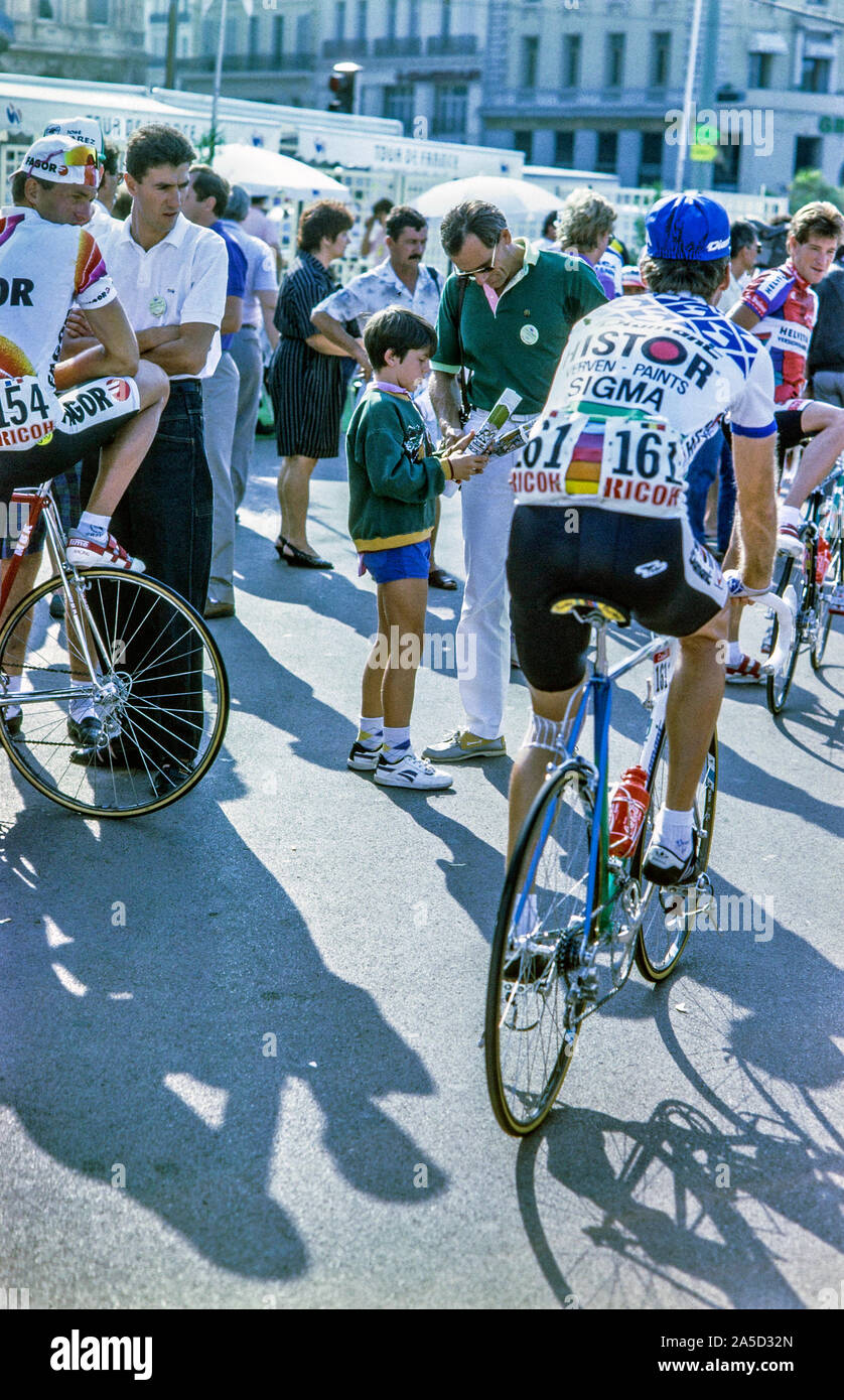 Village du Tour de France 1989 : Marseille stage : Bernard Hinault signing autograph,on the right Christian Chaubet Fra.(27th) on the right Luc Roosen Bel.(79th) Stock Photo