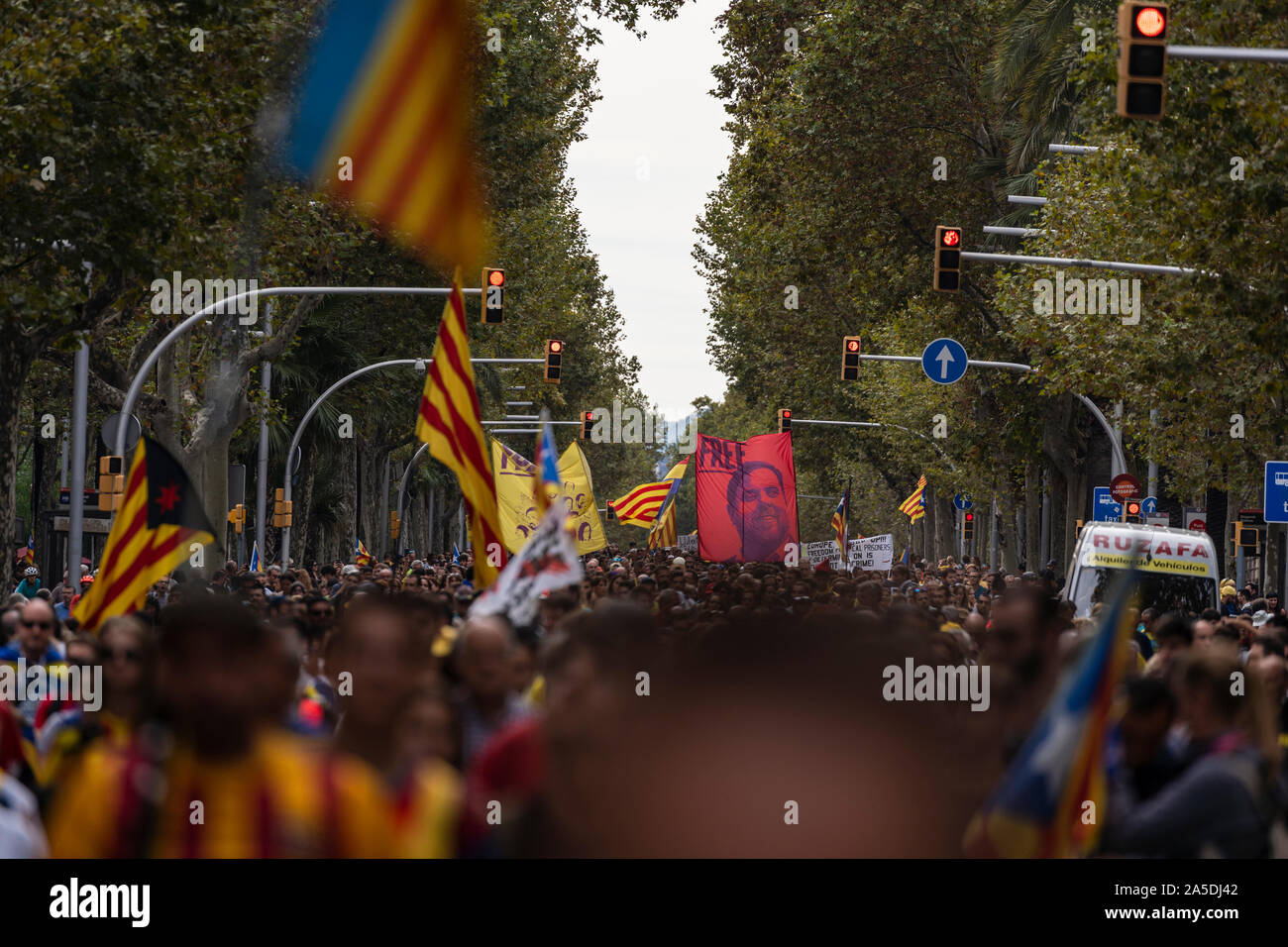 18 th, October 2019, Streets of Barcelona, Barcelona, Catalonia.   Demonstration for Catalan political prisoners.  © Joan Gosa 2019. Stock Photo