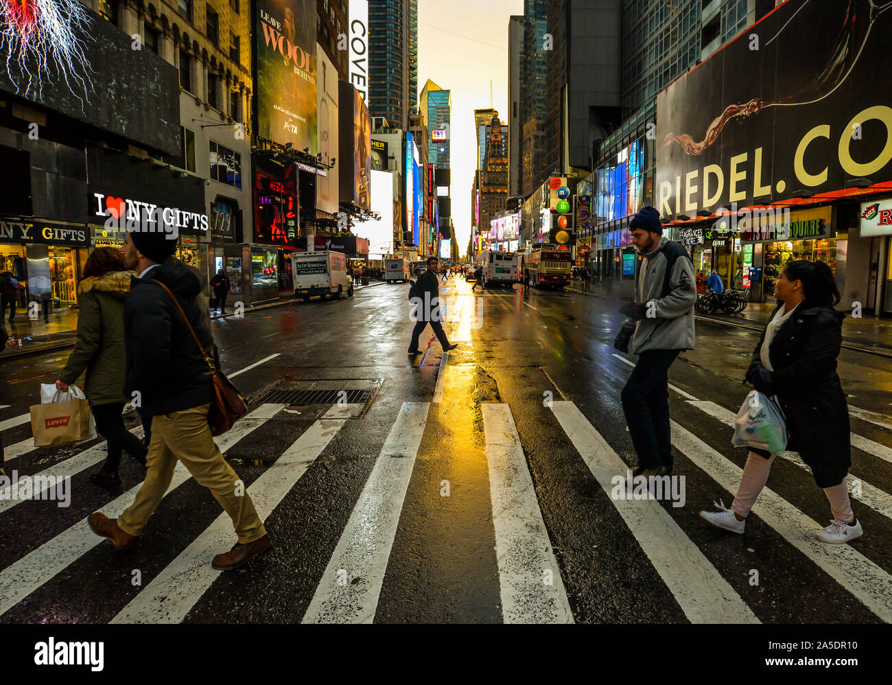 New York/USA - 01/30/19 - Times square after a brief but heavy rain shower  just before sunset Stock Photo - Alamy