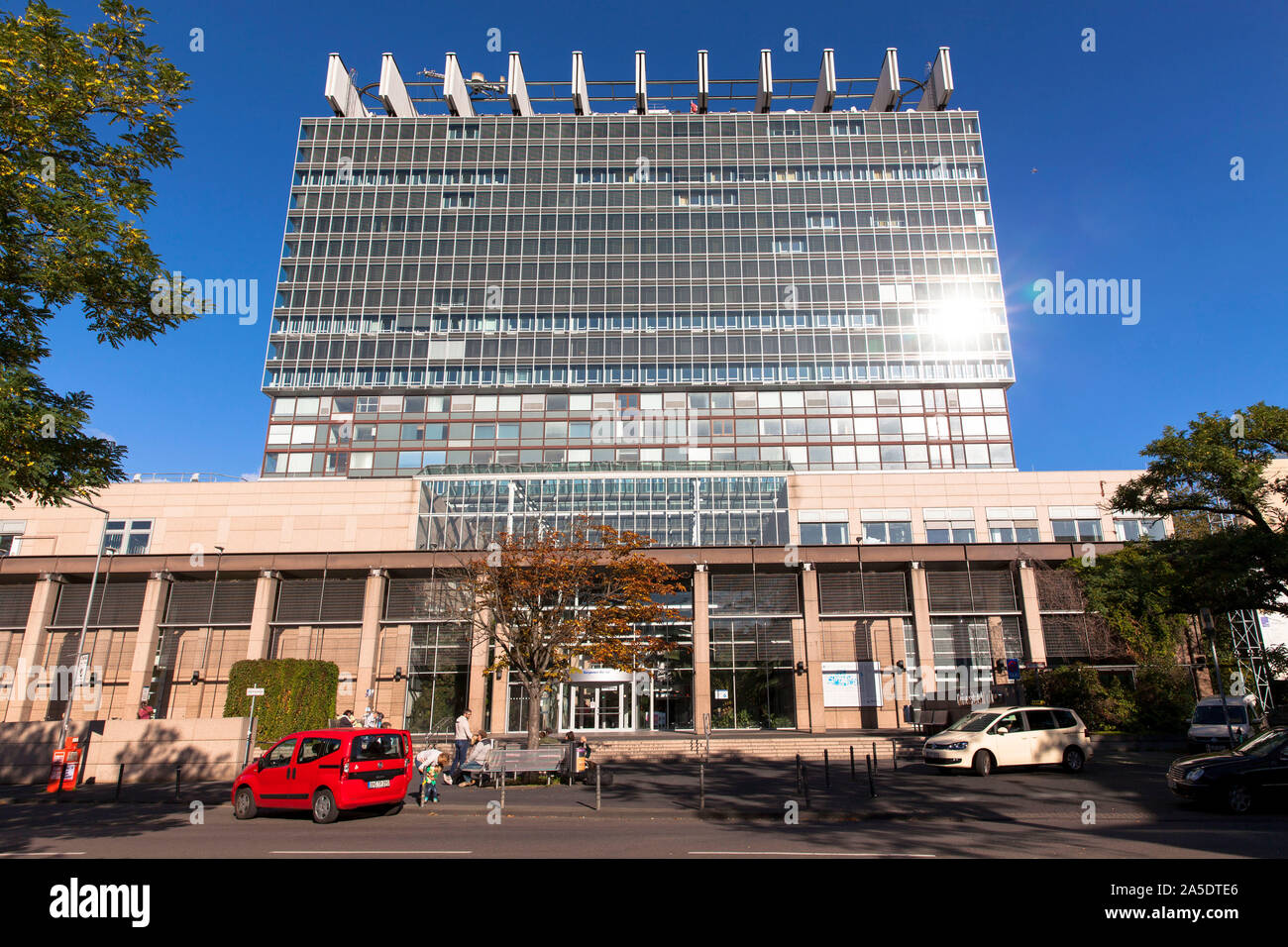 main entrance and the Bettenhaus (bed house) of the University Hospital in the district Lindenthal, Cologne, Germany.  Haupteingang und Bettenhaus des Stock Photo