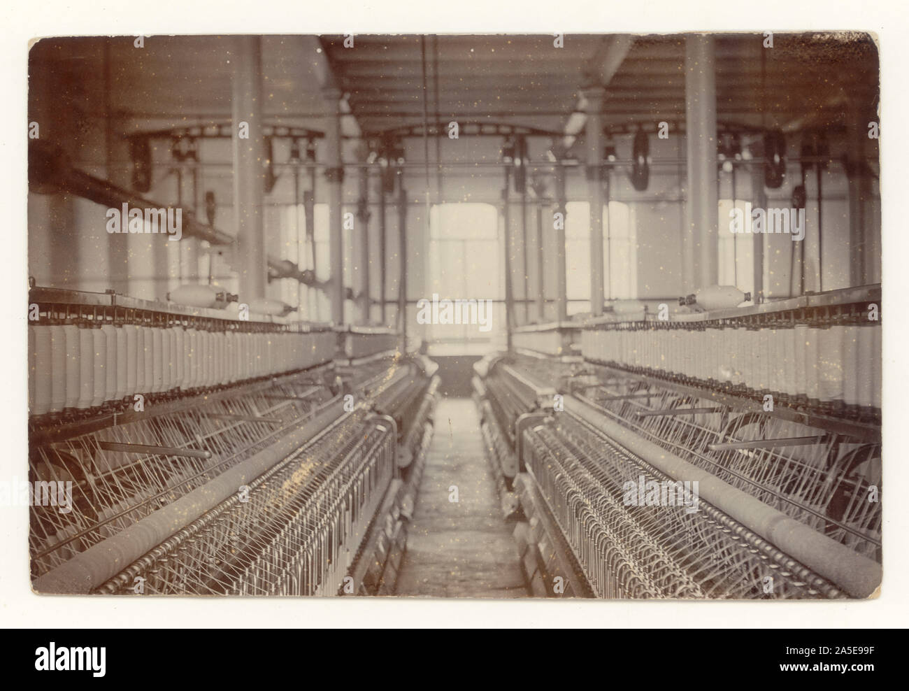 Early 1900's photo of interior of Swan Lane Mill, cotton Mill, showing spinning mules, Bolton, Lancashire, U.K. circa 1910 Stock Photo