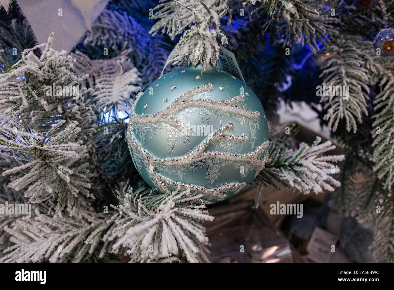 Silver christmas bauble hi-res stock photography and images - Alamy