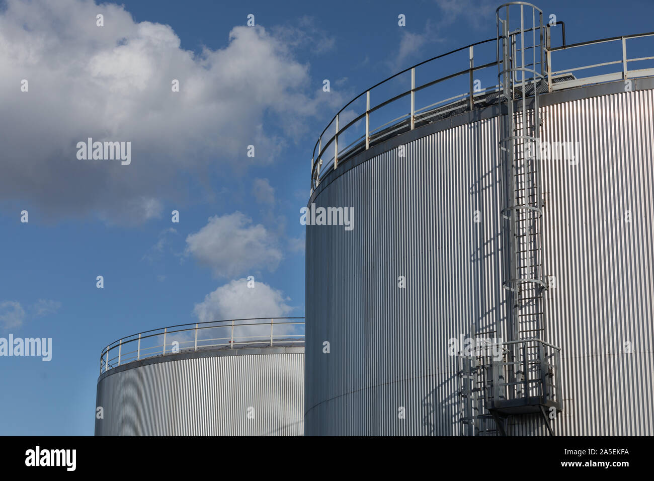 Crude oil storage tanks hires stock photography and images Alamy