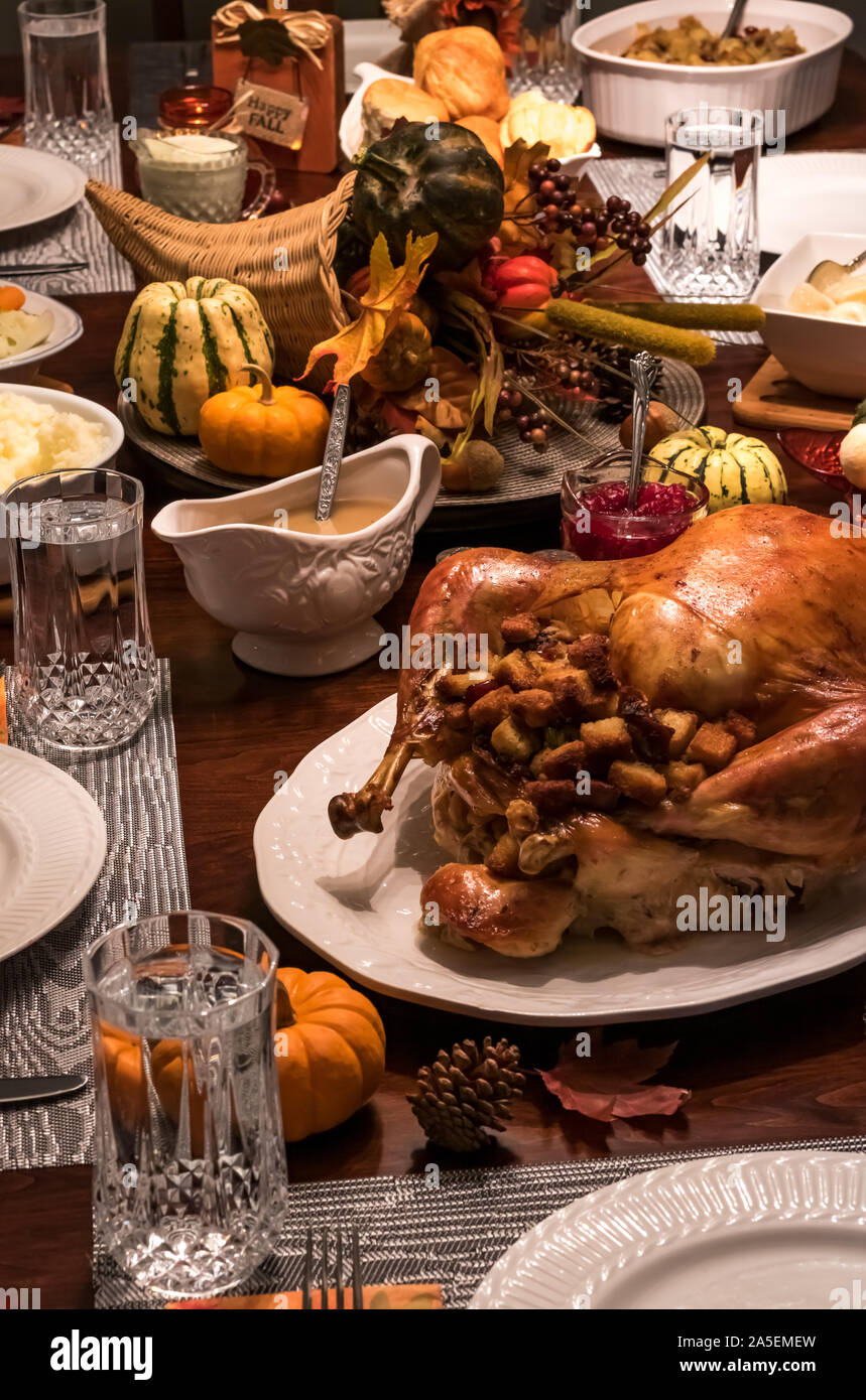 Thanksgiving dinner table hi-res stock photography and images - Alamy