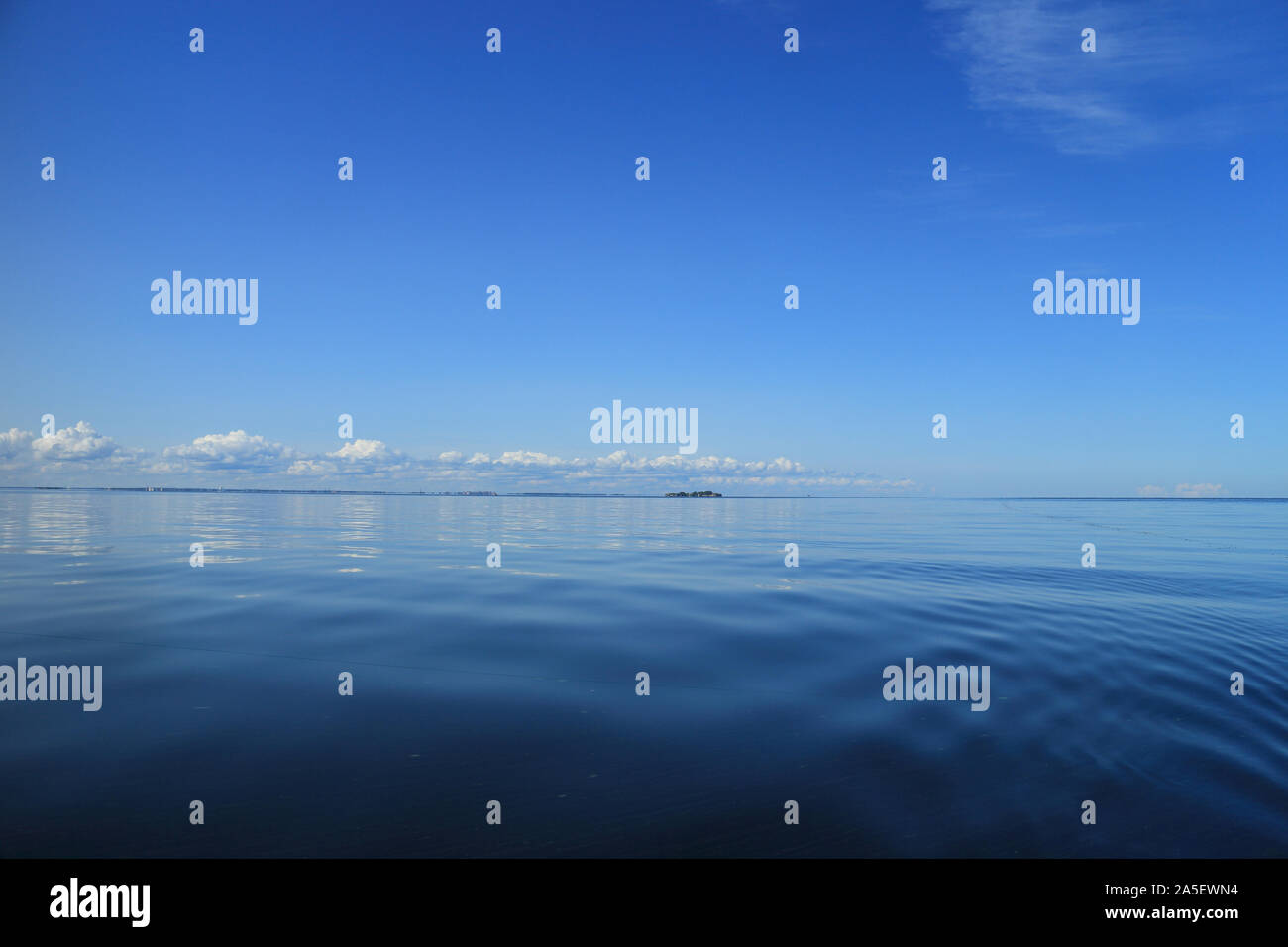 Calm water blue sky hi-res stock photography and images - Alamy