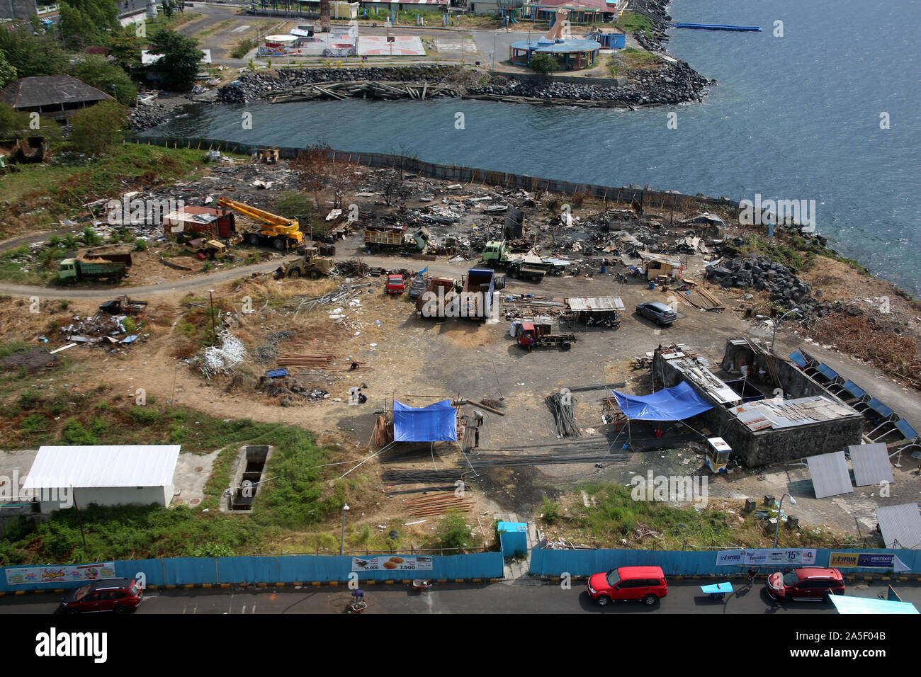 Blick auf Manado in Nordsulawesi - Einrichtung einer Baustelle auf einem ehemaligen Schrottplatz, Sulawesi,Indonesien Stock Photo