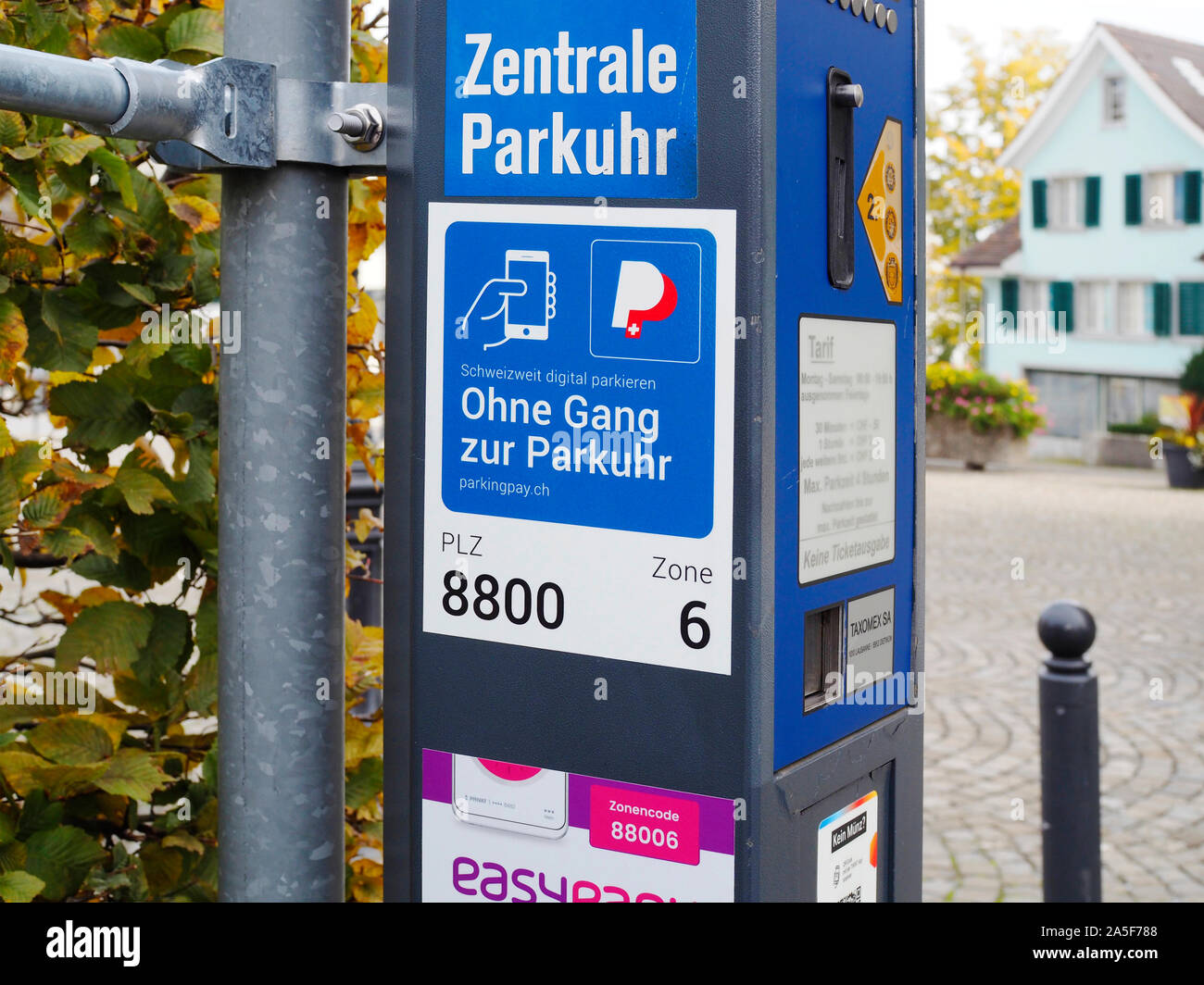 Zentrale Parkuhr in Thalwil mit parkingpay-Hinweis Stock Photo