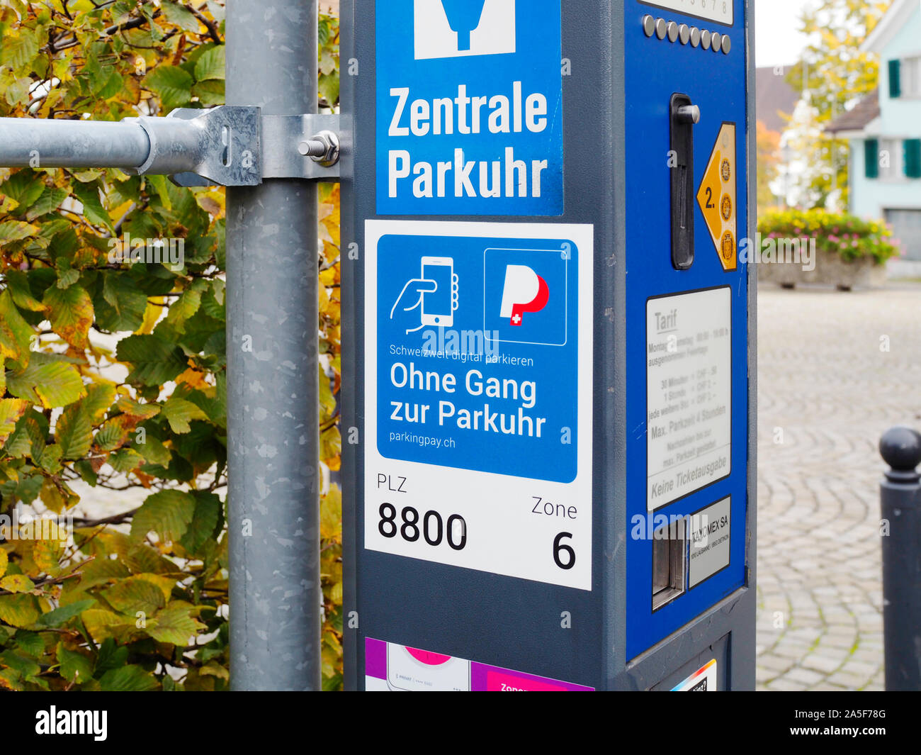 Zentrale Parkuhr in Thalwil mit parkingpay-Hinweis Stock Photo
