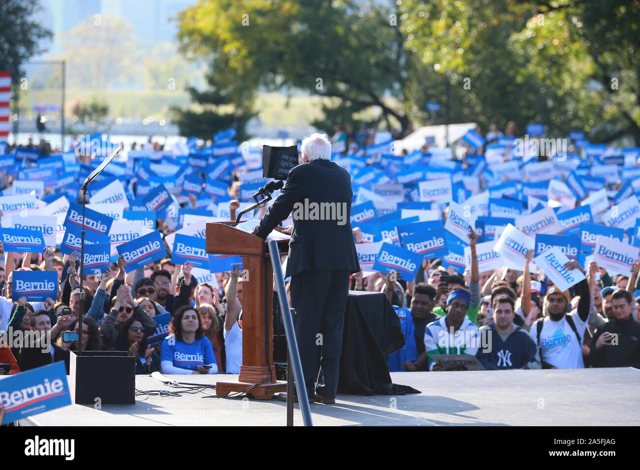 Bernie Rally Bridge Queensboro bridge trees hi-res stock photography and images - Alamy