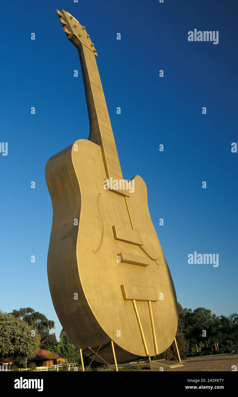 BIG GUITAR OUTSIDE THE BIG GOLDEN GUITAR CENTRE, TAMWORTH, NEW SOUTH WALES, AUSTRALIA. Stock Photo