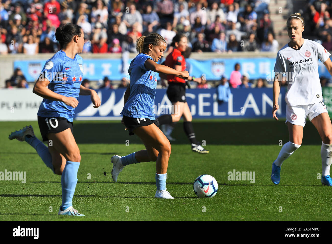 Bridgeview, Illinois, USA. 20th Oct, 2019. Chicago Red Stars defender Sarah Gorden (14) preparing to make a pass during the NWSL semifinal match between the Chicago Red Stars and Portland Thorns FC at SeatGeek Stadium in Bridgeview, Illinois. Dean Reid/CSM/Alamy Live News Stock Photo