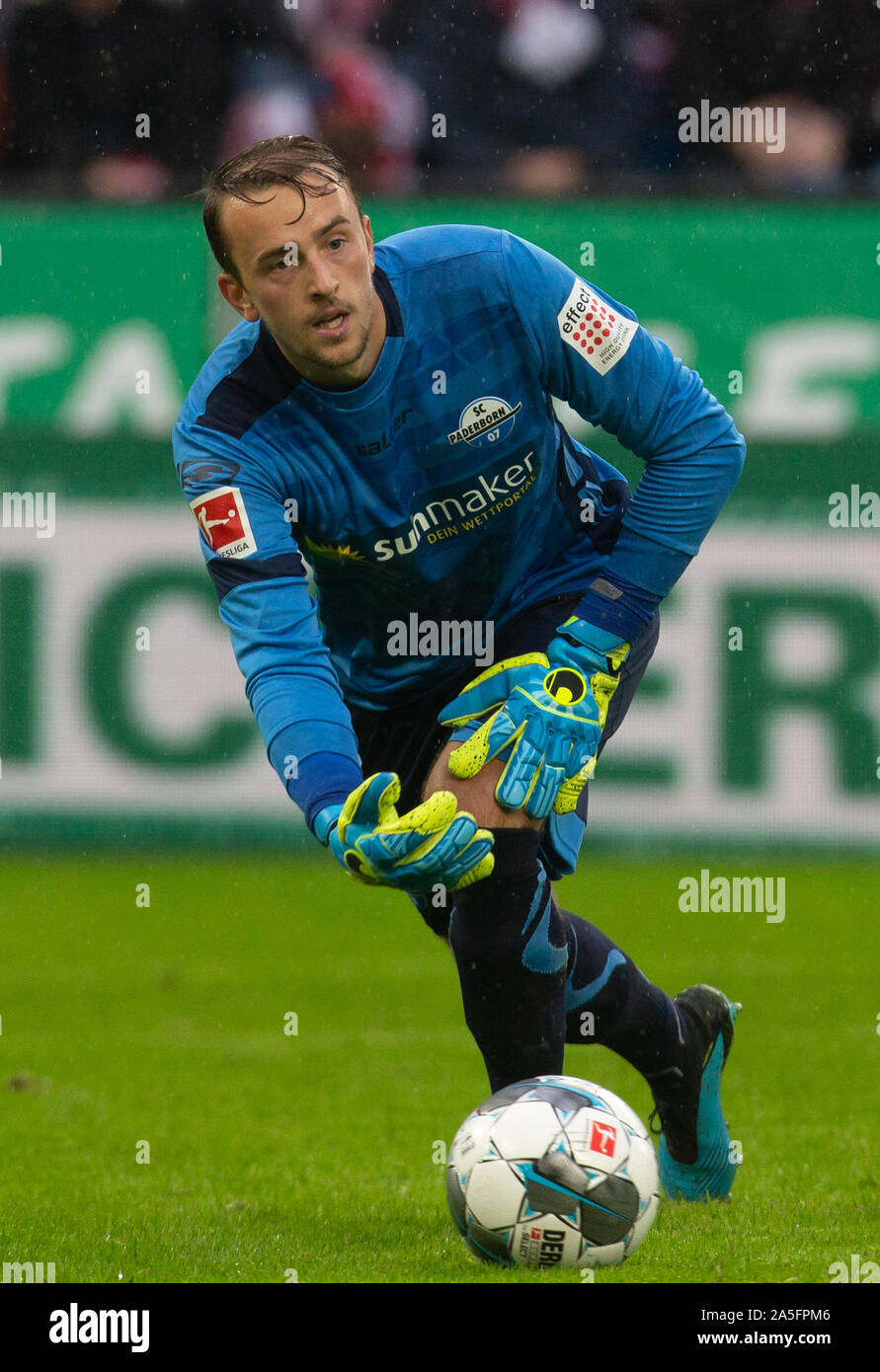 Cologne, Germany, 20.10.2019, Bundesliga matchday 8, 1. FC Koeln - SC Paderborn: Goalkeeper Leopold Zingerle (Paderborn) throws the ball. DFL REGULATIONS PROHIBIT ANY USE OF PHOTOGRAPHS AS IMAGE SEQUENCES AND/OR QUASI-VIDEO             Credit: Juergen Schwarz/Alamy Live News Stock Photo