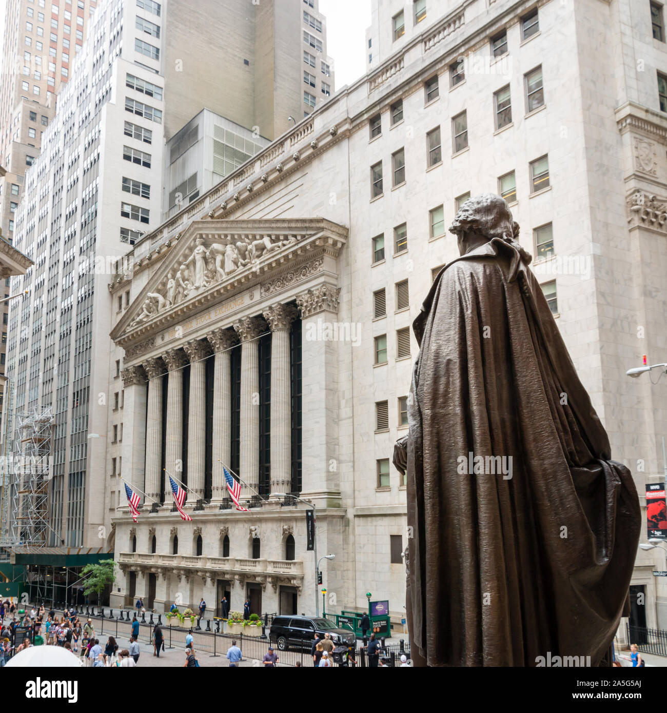 Statue George Washington looks over at the New York stock exchange Stock Photo
