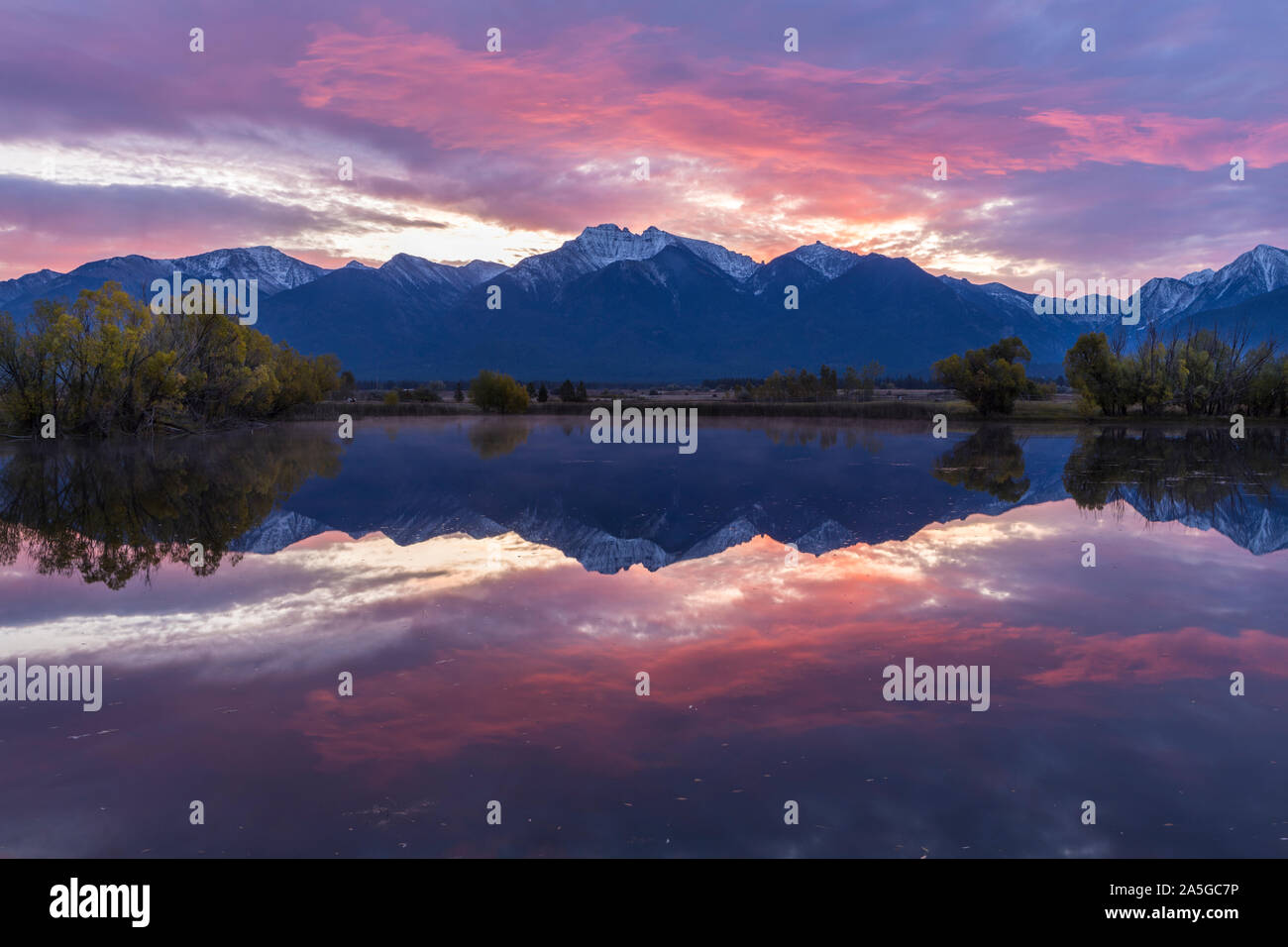 Early morning sunrise behind mountains hi-res stock photography and ...