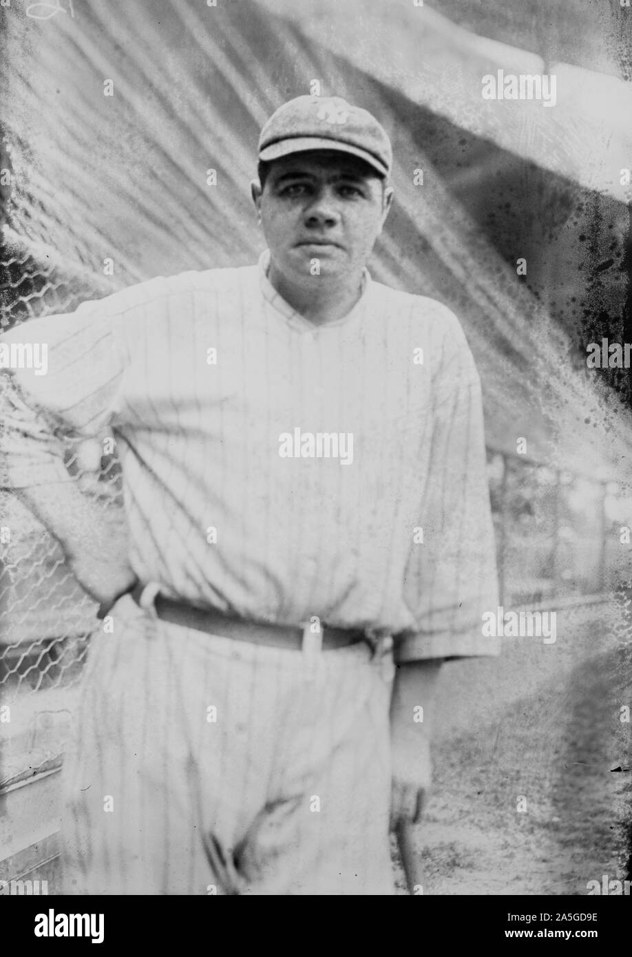 Babe Ruth Breaking Bat American record breaking athlete hi-res stock photography and images ...