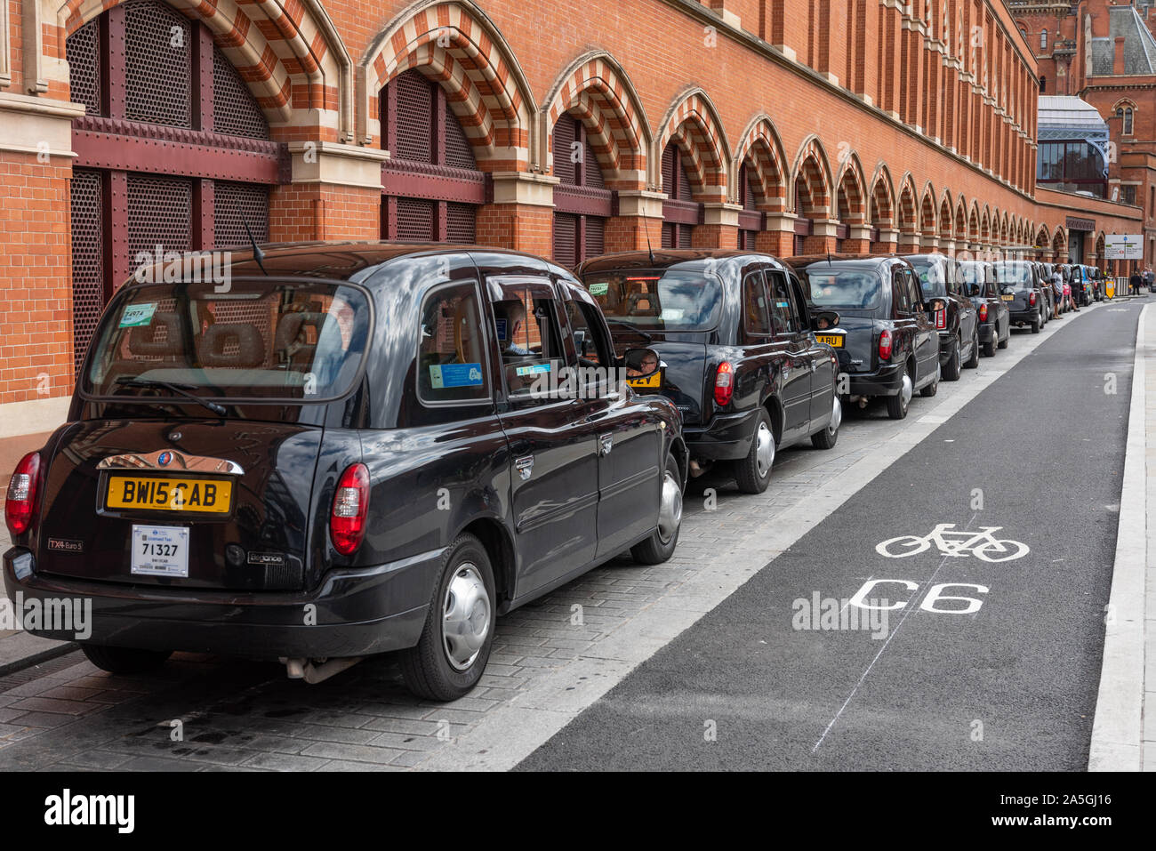 London Black Taxi Rank, Midland Road, St Pancras, London Stock Photo