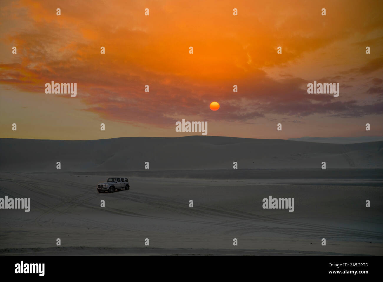 Mercedes G500 Silver Color close side view dunes bashing inland sea Doha Qatar Stock Photo