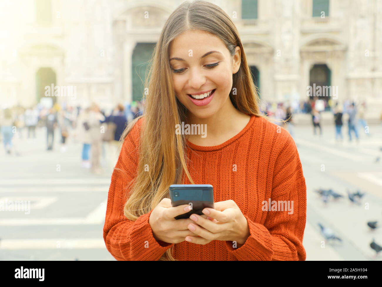 30,080 Women Playing Games Mobile Phones Images, Stock Photos & Vectors