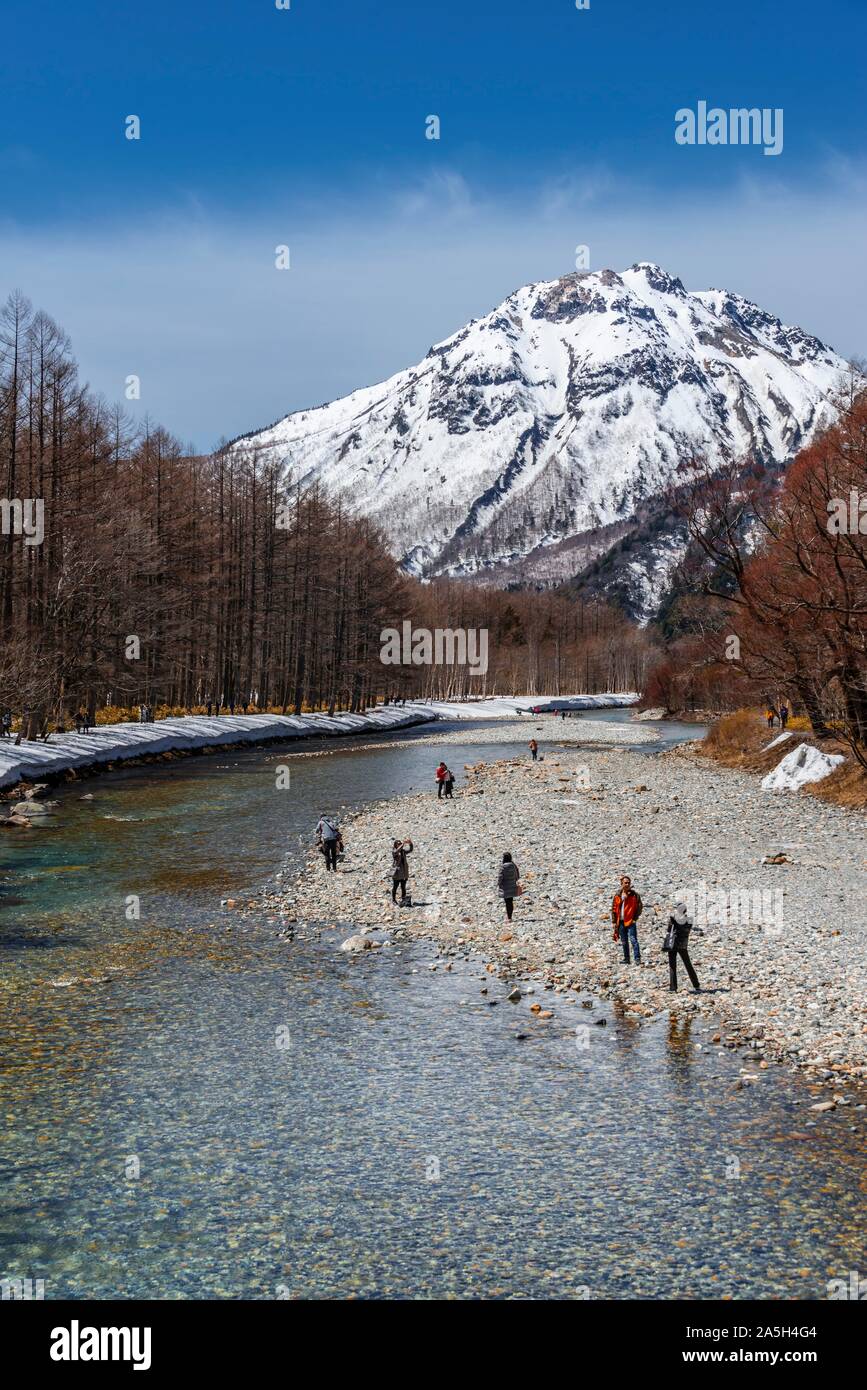 Visitors at the Azusa River, behind snow covered Mount Yake, Japanese Alps, Kamikochi, Matsumoto, Nagano, Japan Stock Photo