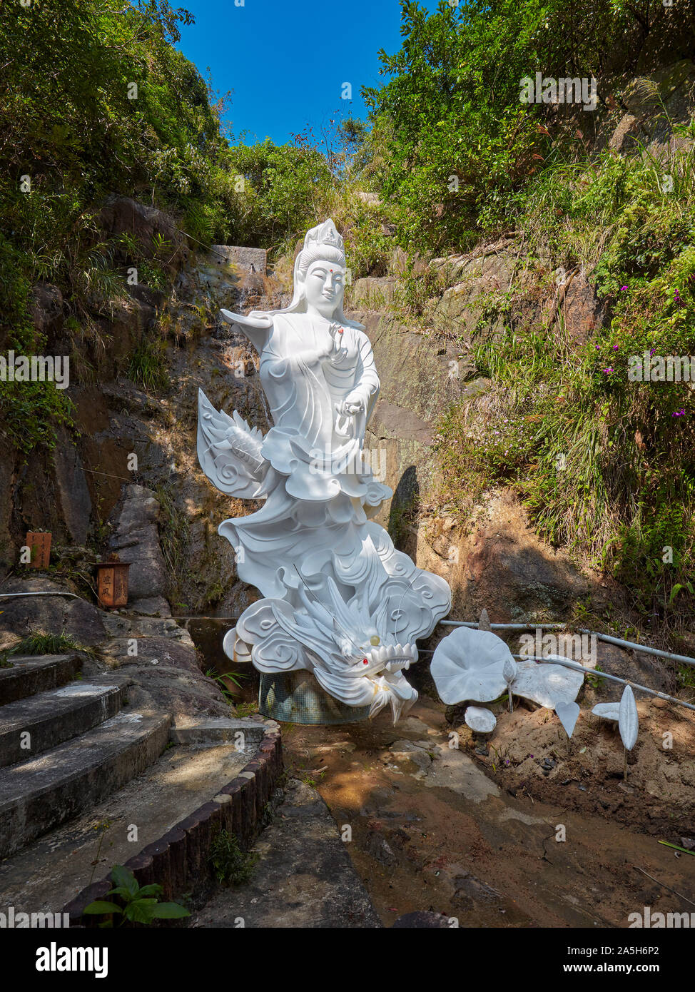 Statue of Kwun Yam, the Goddess of Mercy, at Sprinkler Guanyin. Ten Thousand Buddhas Monastery (Man Fat Sze), Sha Tin, New Territories, Hong Kong. Stock Photo